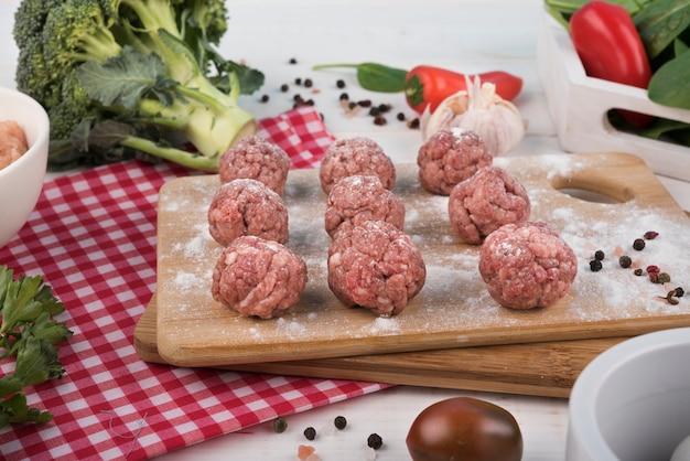 Polpette di Close-up su tavola di legno e broccoli