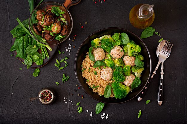 Polpette di filetto di pollo al forno con contorno di quinoa e broccoli bolliti. Nutrizione appropriata. Nutrizione sportiva. Menu dietetico. Vista dall'alto