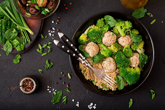 Polpette di filetto di pollo al forno con contorno di quinoa e broccoli bolliti. Nutrizione appropriata. Nutrizione sportiva. Menu dietetico. Vista dall'alto