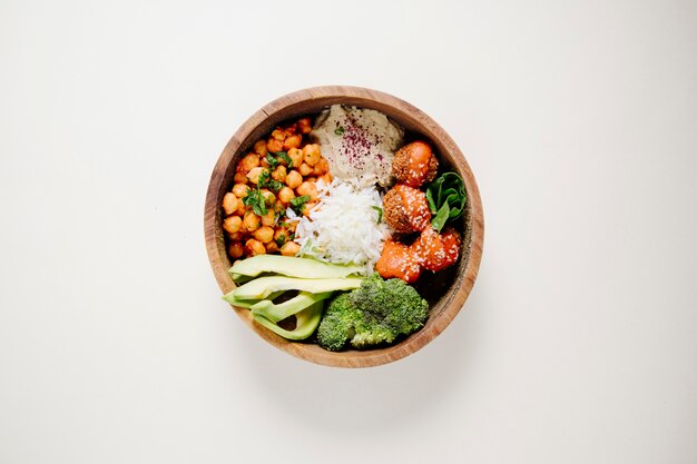 Polpette, riso, fagioli e broccoli all'interno della ciotola di legno.