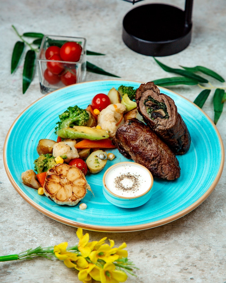 Foto gratuito polpettone farcito con funghi ed erbe con broccoli e cavolfiore