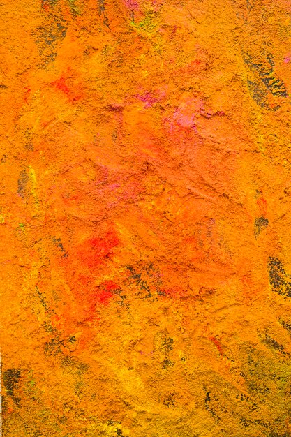 Polvere colorata arancione sul tavolo