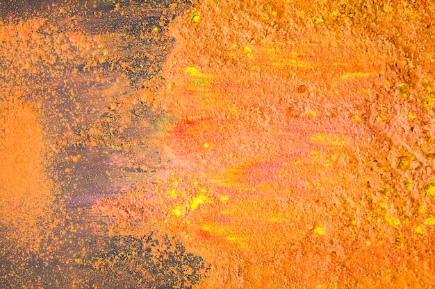 Polvere colorata arancione sul tavolo