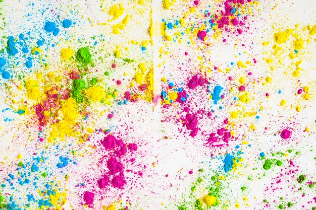 Polvere colorata di colore holi su sfondo bianco