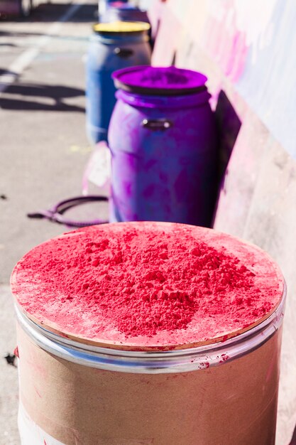 Polvere colorata di holi sopra il tamburo all&#39;aperto