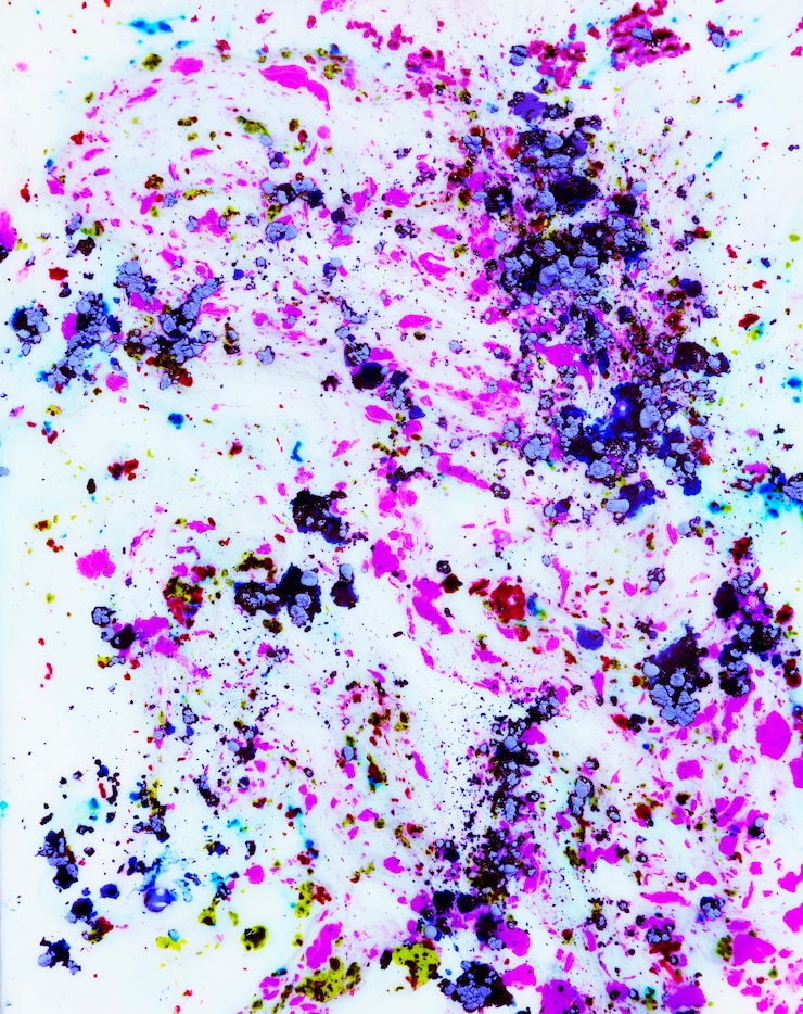 Foto gratuito polvere di colore disordinato di holi su fondo bianco