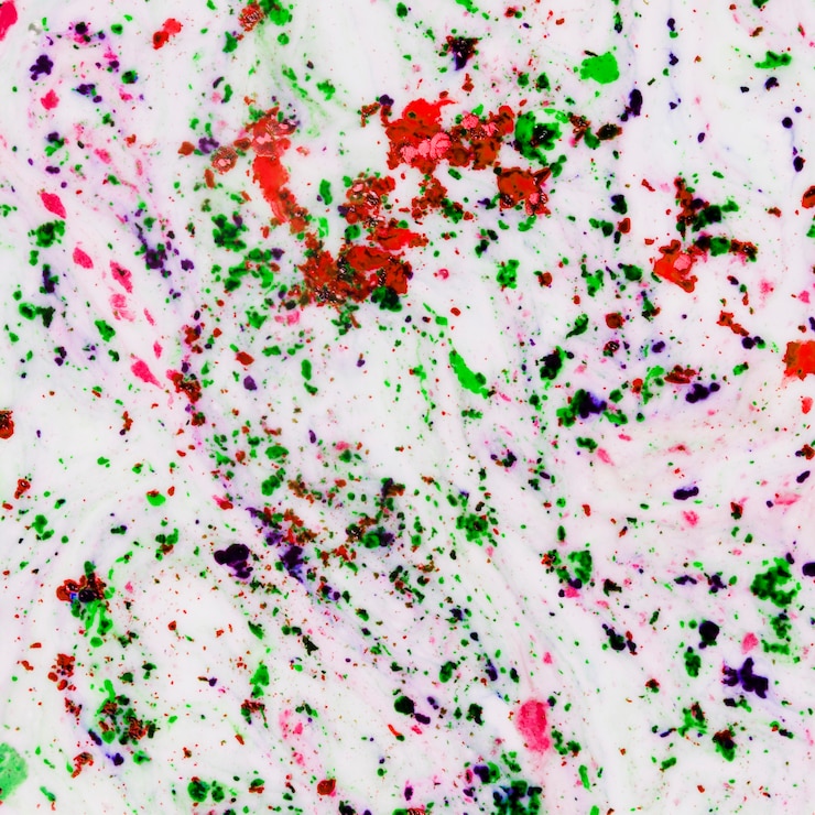 Foto gratuito polvere di colore holi misto sulla superficie bianca