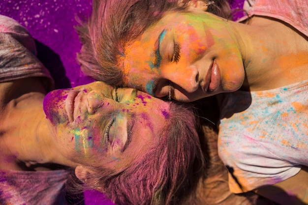 Polvere di colore Holi sul viso della donna