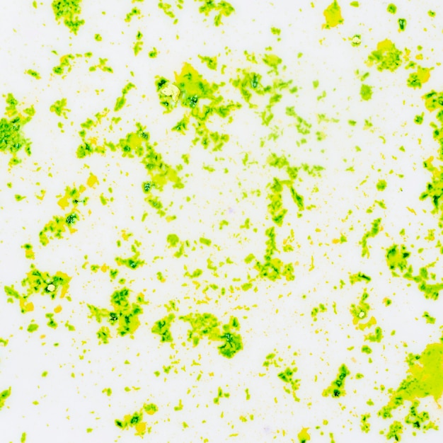 Polvere di colore verde strutturato su sfondo bianco