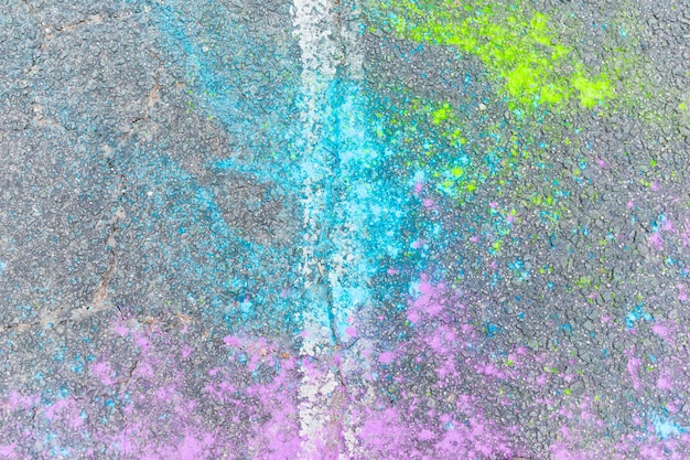 Polvere Holi multicolore su asfalto