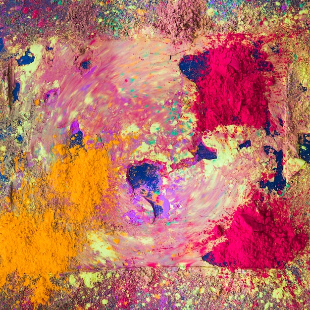 Polvere multicolore secca sul tavolo scuro