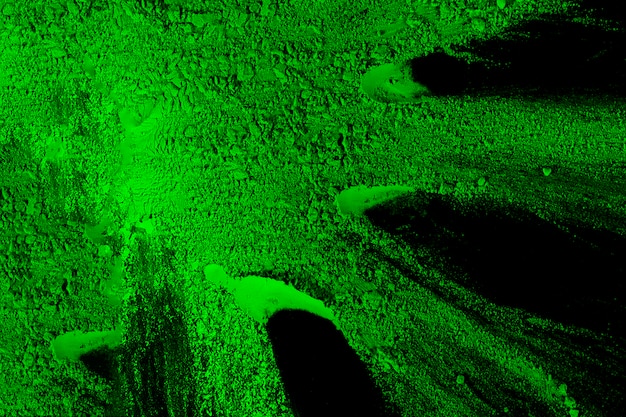 Polvere verde brillante di holi sopra fondo nero