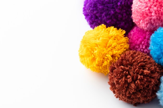 Pom-pom colorati ad alto angolo con spazio di copia
