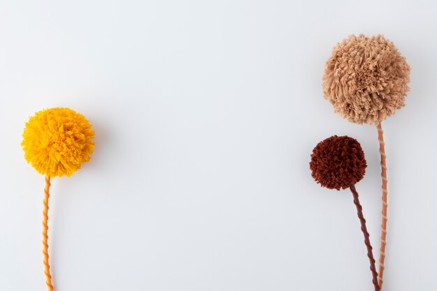 Pom-pom colorati con spazio di copia sopra la vista