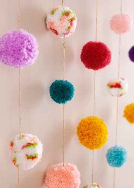 Pom pom decorativi utilizzati per le decorazioni in casa