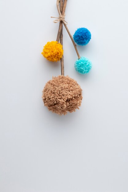 Pom-pom piatti con sfondo di spazio di copia