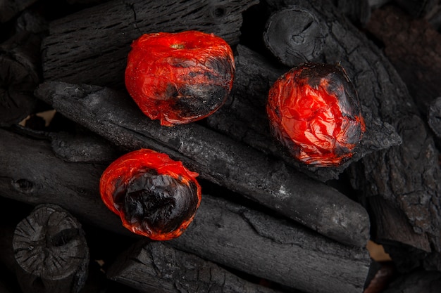Pomodori barbecue su carbone di legno, piatto lay.