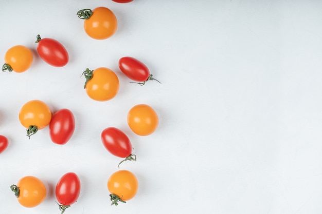 Pomodori biologici colorati su sfondo bianco. Foto di alta qualità