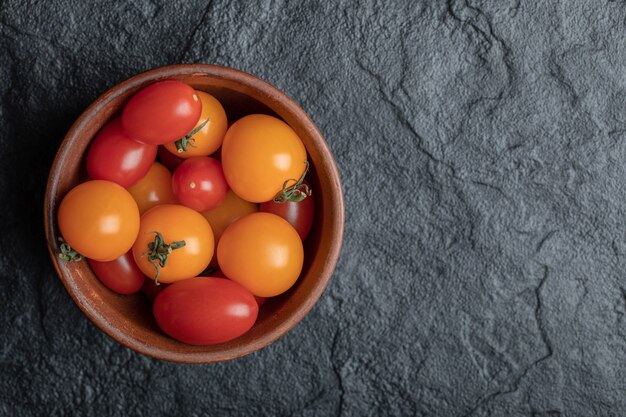 Pomodori ciliegia colorati organici freschi in una ciotola.