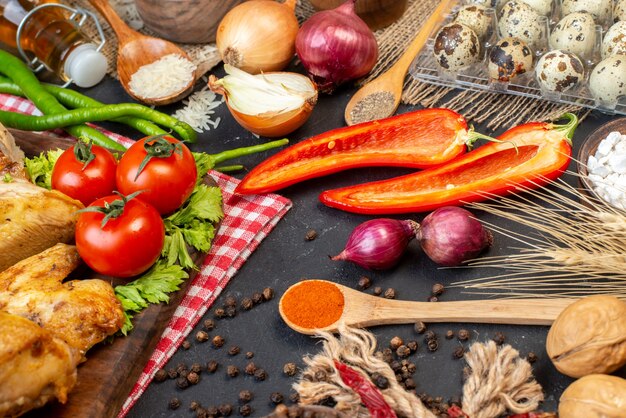 Pomodori di pollo arrosto vista dal basso su tavola di legno uova di quaglia in viola sul tavolo