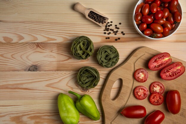 Pomodori e peperoncini con pasta verde