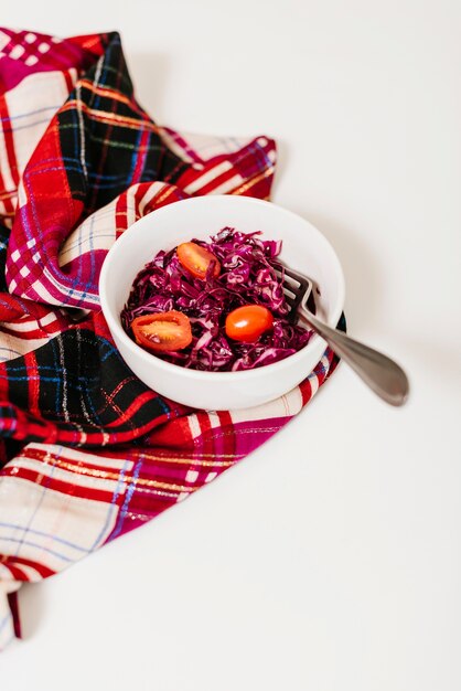 Pomodori freschi e cavolo rosso in ciotola sul tovagliolo