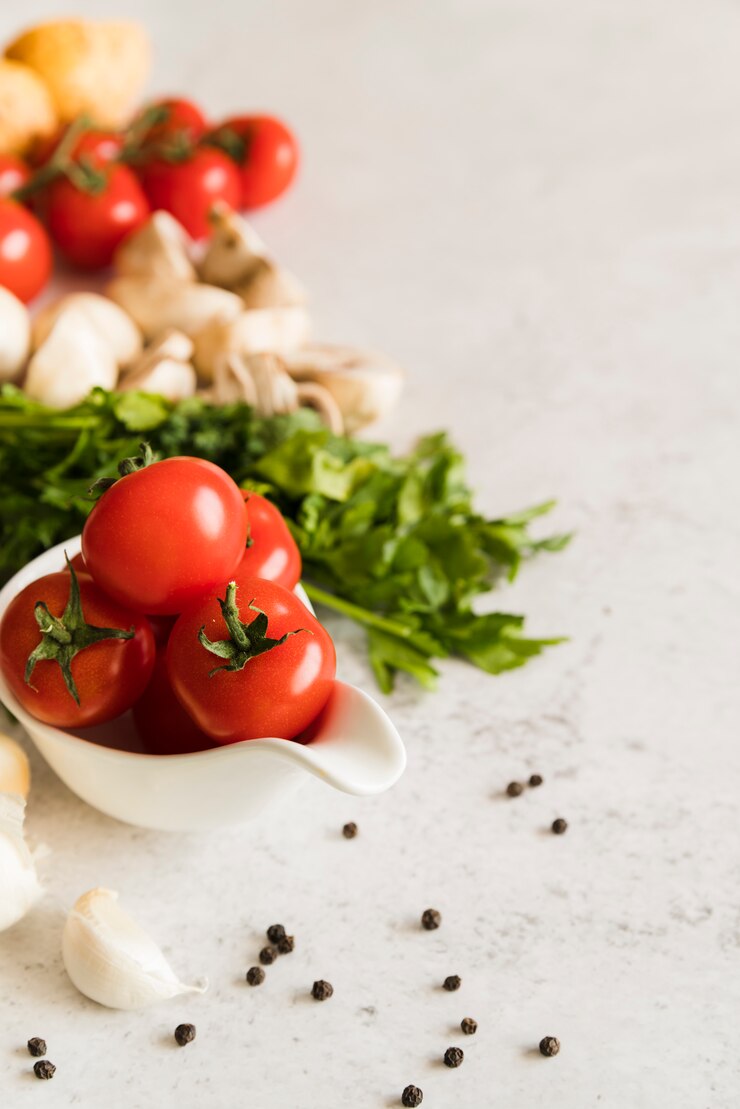 Foto gratuito pomodori freschi, funghi e prezzemolo