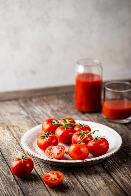 Pomodori freschi in un piatto