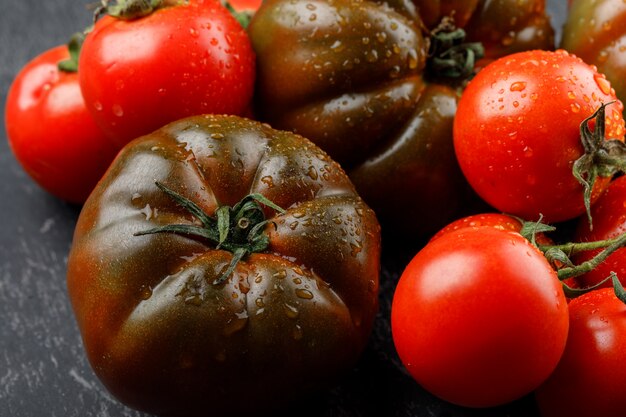 Pomodori freschi su una parete grigia. avvicinamento.