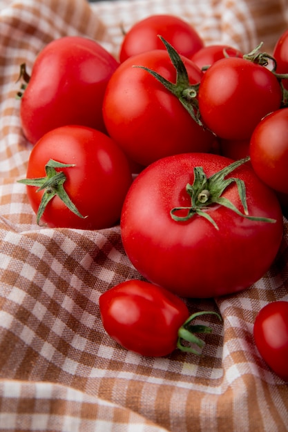 Pomodori interi su tessuto scozzese