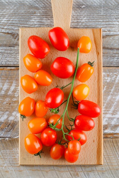 Pomodori maturi sul tagliere di legno e. disteso.