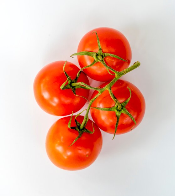 Pomodori naturali isolati su sfondo