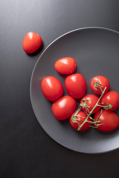 Pomodori organici di vista superiore sul piatto