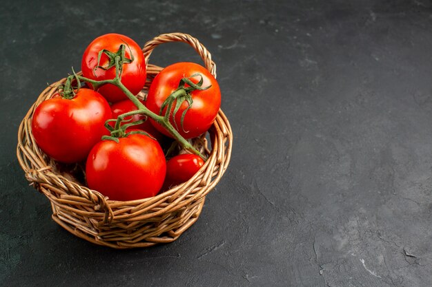 Pomodori rossi freschi di vista frontale all'interno del canestro