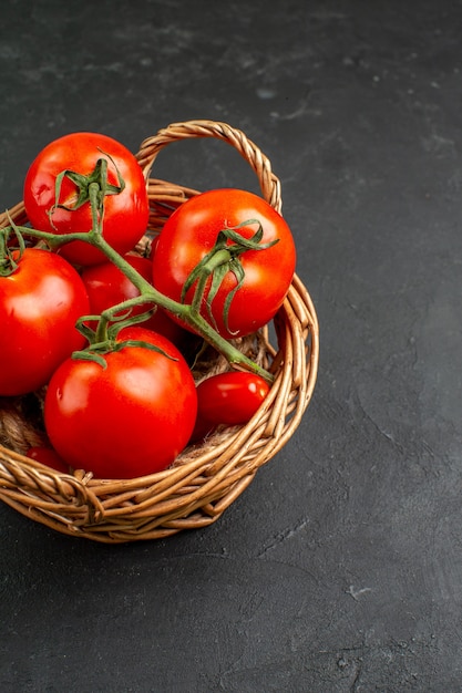 Pomodori rossi freschi di vista frontale all'interno del canestro