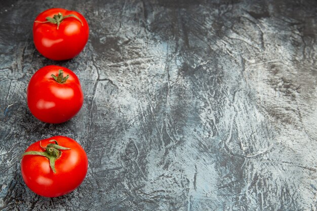 Pomodori rossi freschi di vista frontale