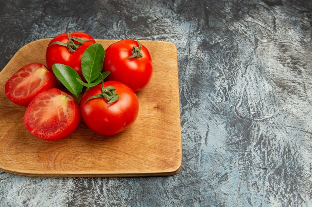 Pomodori rossi freschi di vista frontale
