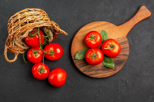 Pomodori rossi freschi di vista superiore all'interno del canestro