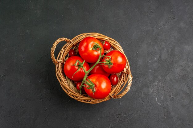 Pomodori rossi freschi di vista superiore all'interno del canestro