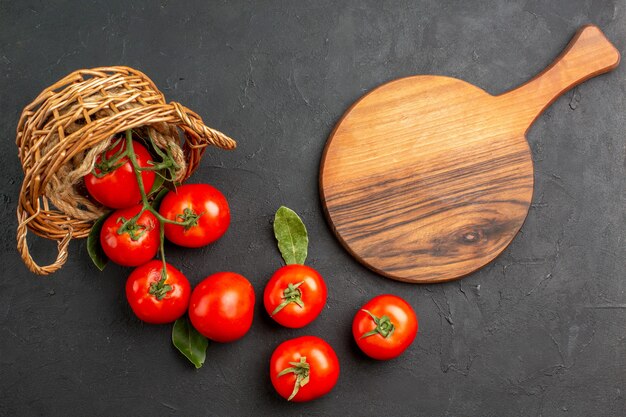 Pomodori rossi freschi di vista superiore all'interno del canestro