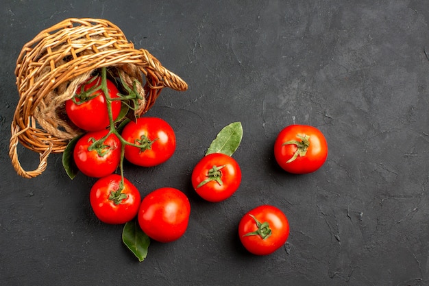 Pomodori rossi freschi di vista superiore all'interno del canestro