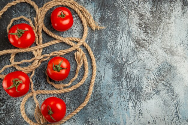 Pomodori rossi freschi di vista superiore con le corde