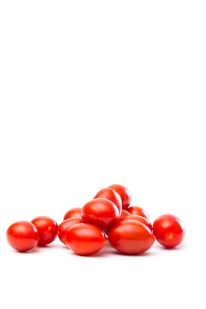 Pomodori rossi succosi di Roma isolati su un bianco