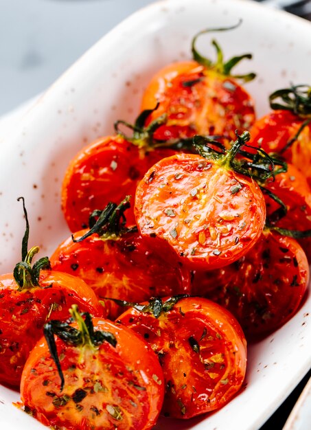 Pomodori seccati al sole vicini di vista laterale su un piatto