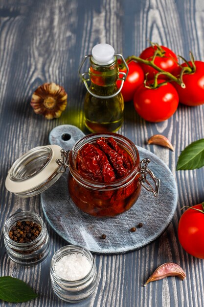 Pomodori secchi con olio d'oliva.