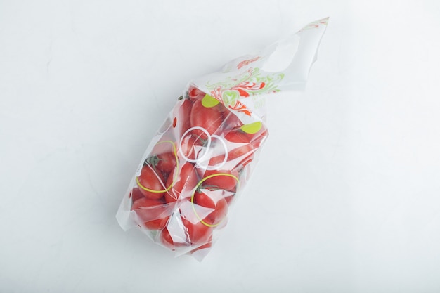 Pomodorini biologici in confezione di plastica. Foto di alta qualità