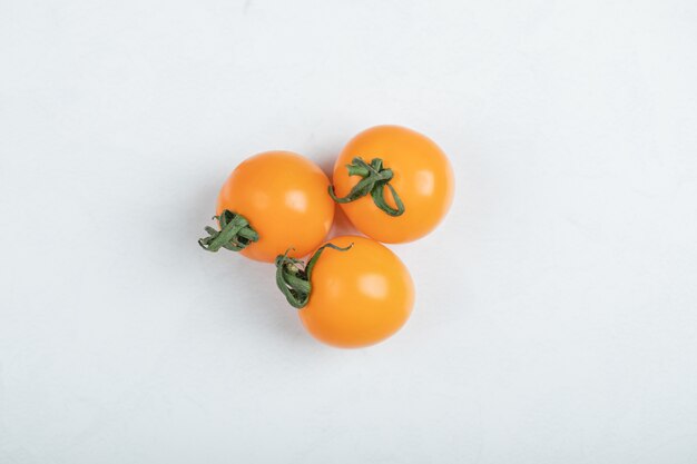 Pomodorini isolati su sfondo bianco. Pera gialla, pomodorini caramellati di Iside. Foto di alta qualità