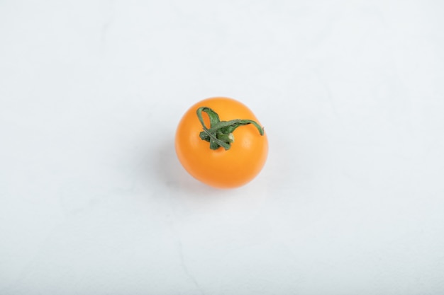 Pomodoro ciliegia giallo isolato su bianco. Foto di alta qualità