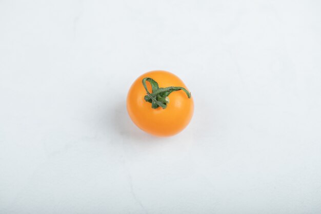 Pomodoro ciliegia giallo isolato su bianco. Foto di alta qualità