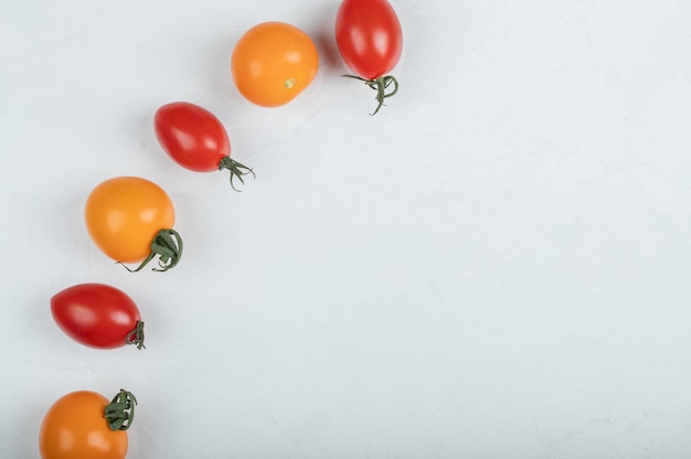 Pomodoro ciliegino biologico fresco su sfondo bianco. Foto di alta qualità